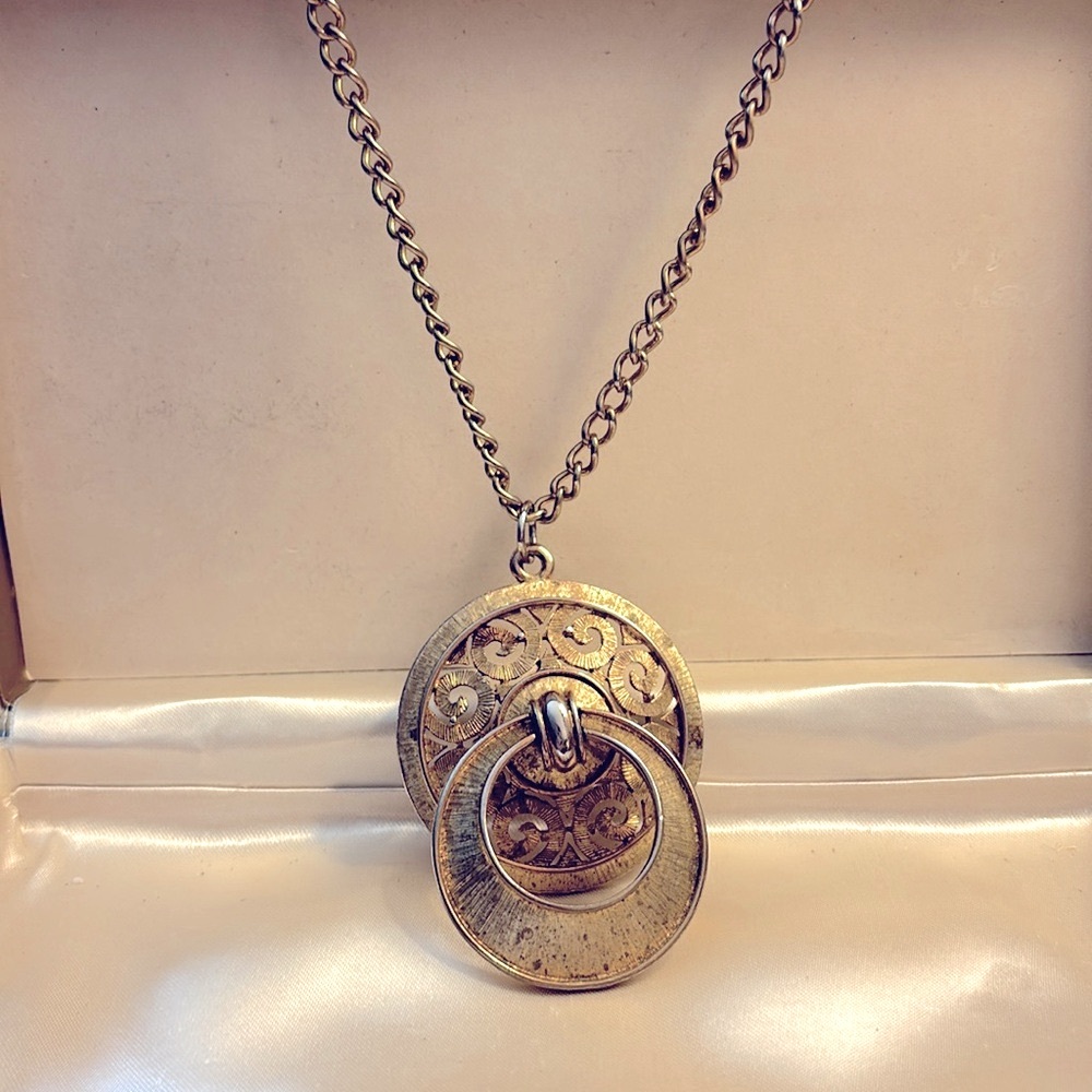 Beautiful vintage Lisner gold tone necklace!!